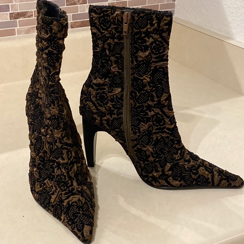 Pointed ankle boots